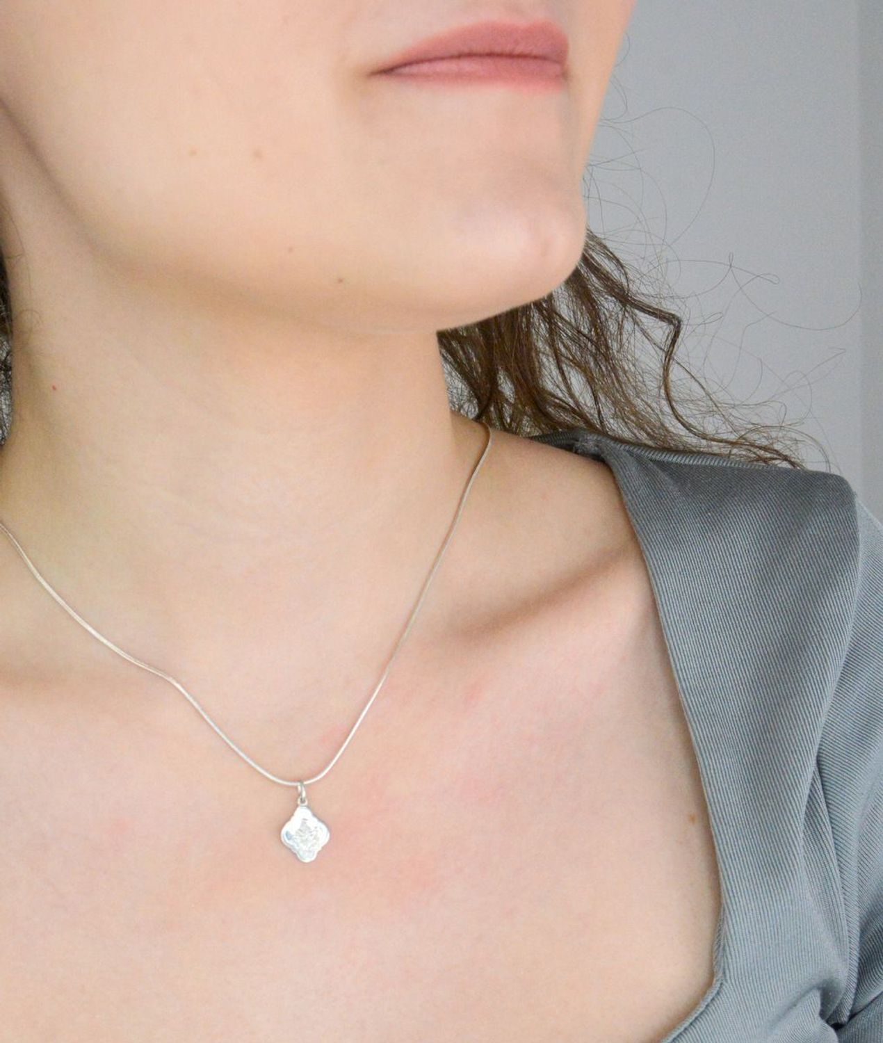 Srebrny łańcuszek ozdobna lineczka DIA-LAN-5863-925 1mm. Srebrny łańcuszek lineczka. srebrny łańcuszek ozdobny splot. Srebrny łańcuszek damski. Łańcuszek idealny na prezent (2).jpg